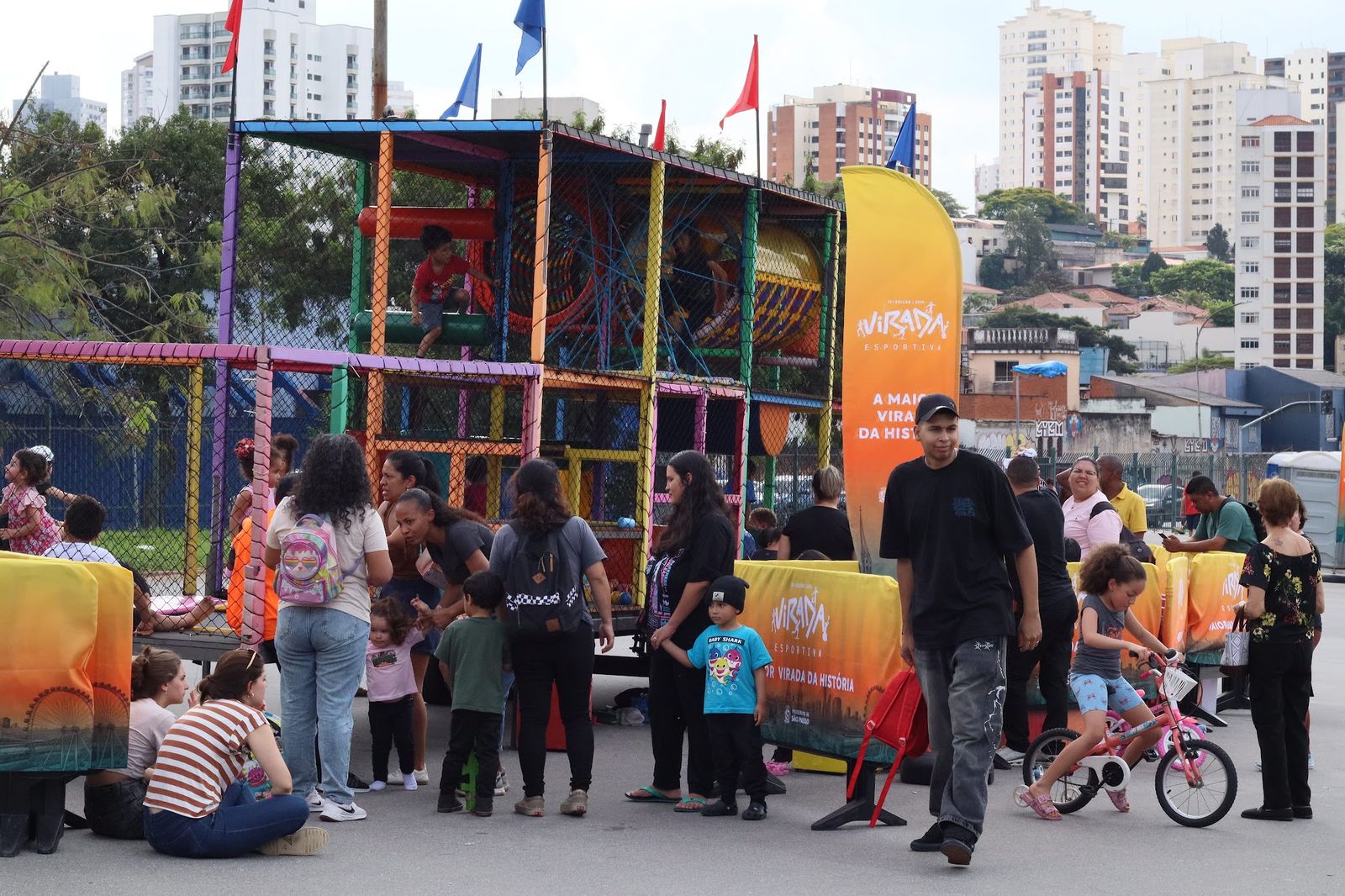 Famílias em volta da carreta infantil
