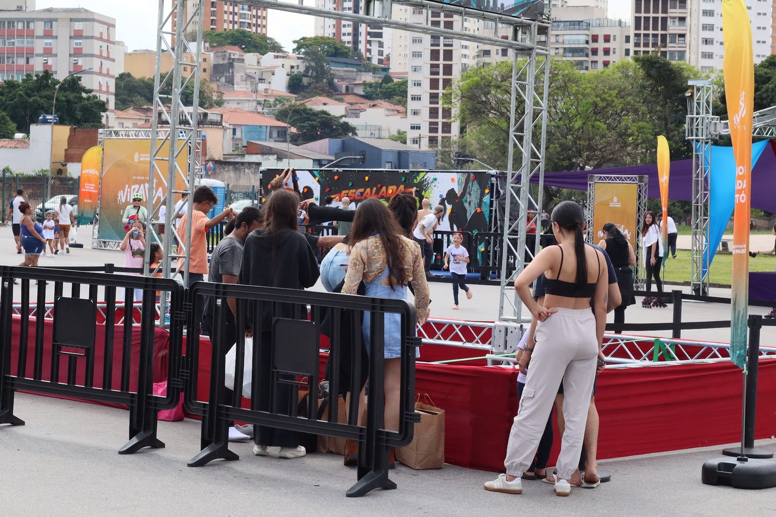 Público em volta das arenas de slackline e escalada